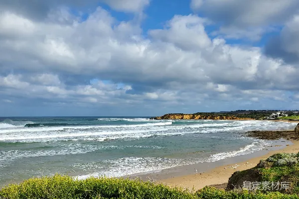 高清摄影 海滩上波浪涌向岸边的景象