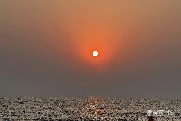高清摄影 一群人在海滩上站着。