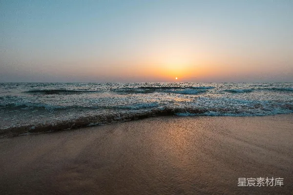 高清摄影 夕阳正照在海边的海面上。