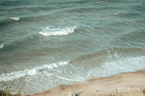 高清摄影 海滩上有海浪拍打着岸边。