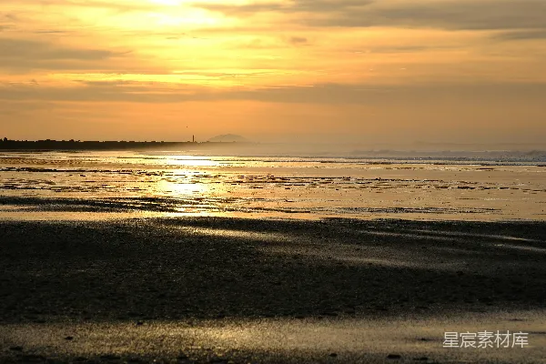 高清摄影 夕阳正照耀在海滩上。