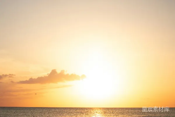 高清摄影 夕阳正缓缓西沉，映照在海面上。