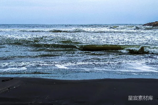 高清摄影 白天海浪拍打海岸的场景