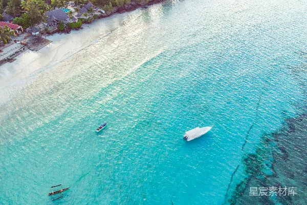 高清摄影 空中俯瞰海滩，水中有艘船。