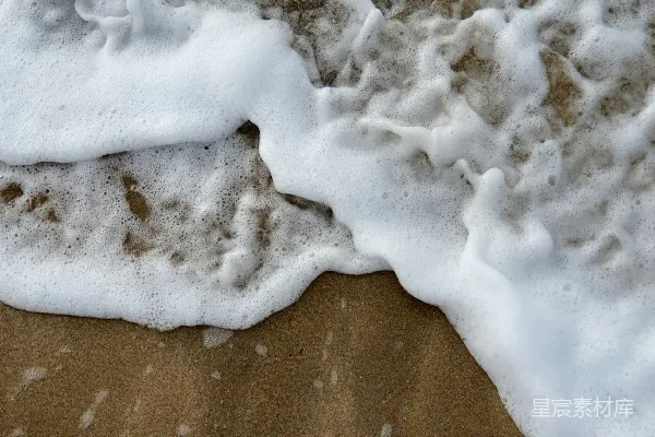 高清摄影 一张沙滩上波浪的特写照片