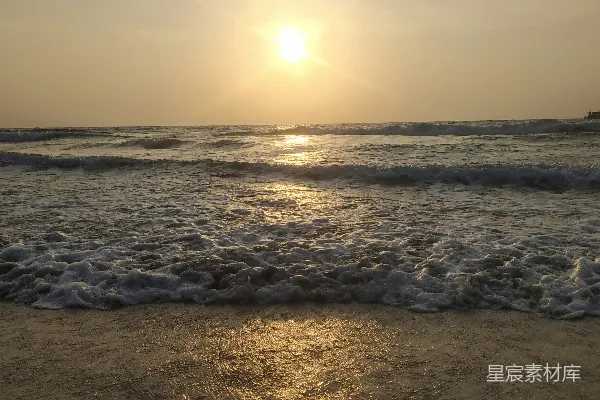 高清摄影 夕阳正落海平线，远处有一艘小船。