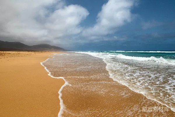 高清摄影 沙滩上有海浪拍打着海岸。
