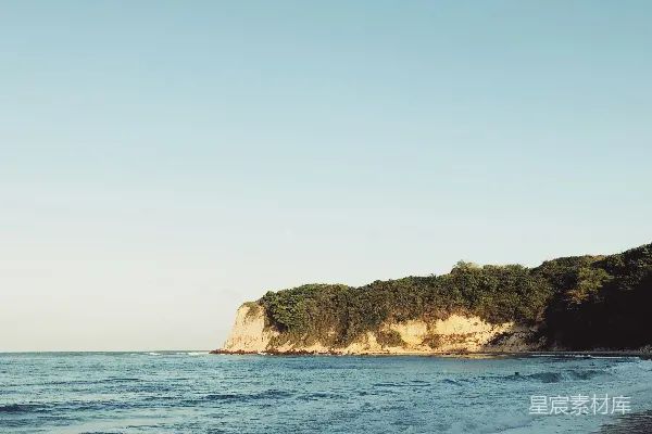 高清摄影 一个沙滩上，海浪正冲向岸边。