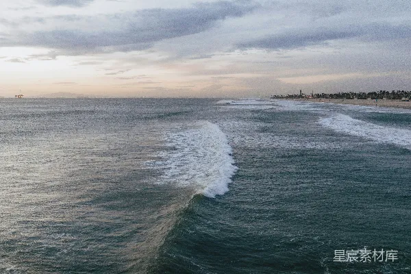 高清摄影 海浪在白天拍打海岸的场景