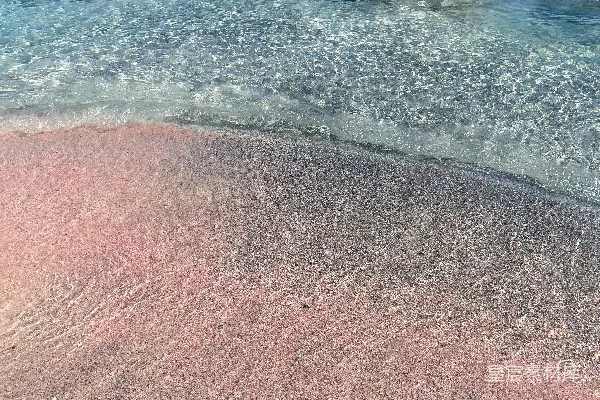 高清摄影 白天海滩上海浪拍打着海岸的场景