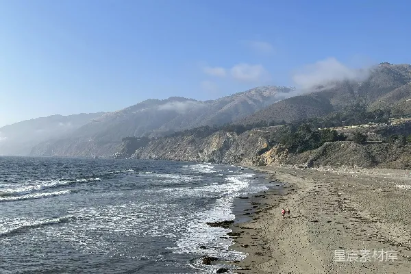 高清摄影 海滩上，海浪拍打着岸边的景象。