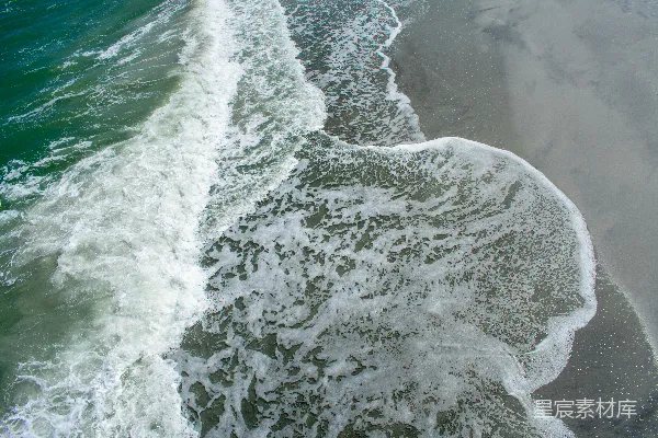 高清摄影 海浪拍打着沙滩。