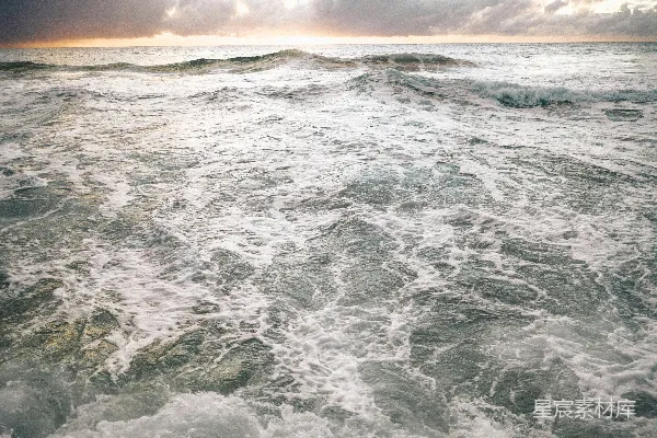 高清摄影 一片宽阔的水域，波浪涌动而来