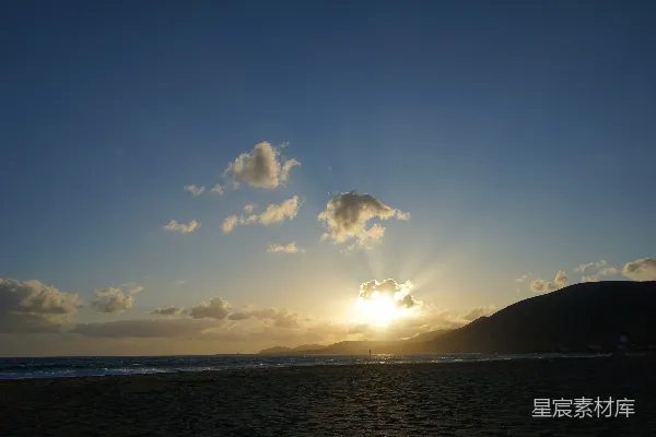 高清摄影 夕阳正挂在海面，海滩上霞光满天。