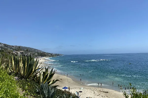 高清摄影 从山上俯瞰，可以看到海滩和海洋的景色。