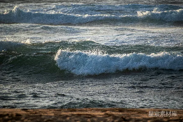 高清摄影 白天，海浪拍打着海岸。