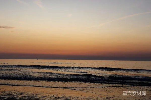 高清摄影 夕阳正缓缓西沉，映照在海面上。