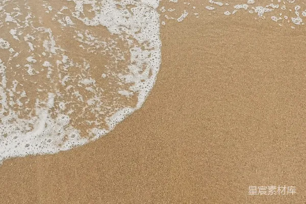 高清摄影 一个带着冲浪板沿着海滩散步的人