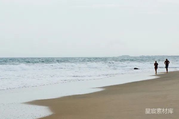 高清摄影 几个正在海边散步的人。