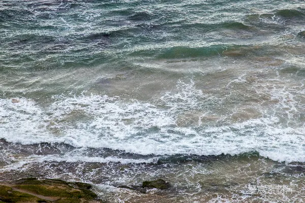 高清摄影 一个人拿着冲浪板走在海滩上