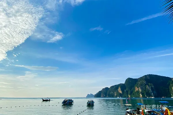 高清摄影 一排小船停在沙滩上。