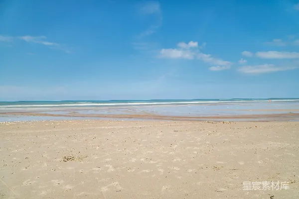 高清摄影 一个沙滩，海浪拍打着海岸。