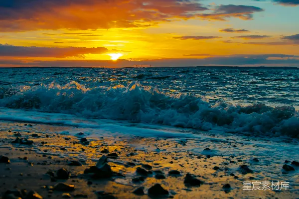 高清摄影 夕阳正洒在海面上，波浪起伏。