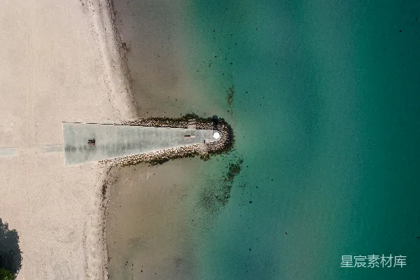 高清摄影 海滩上空的俯瞰图，可以看到一个码头。