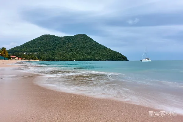 高清摄影 白天海边的白色小船