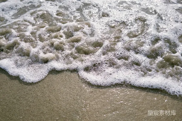 高清摄影 海浪拍打着沙滩。