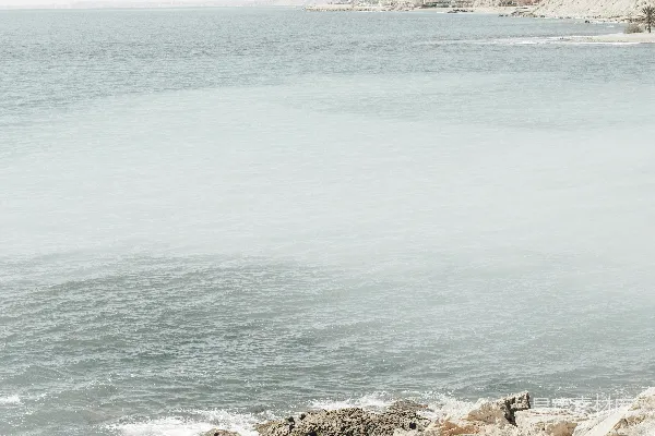 高清摄影 白天棕色的岩石海岸和蓝色的海水