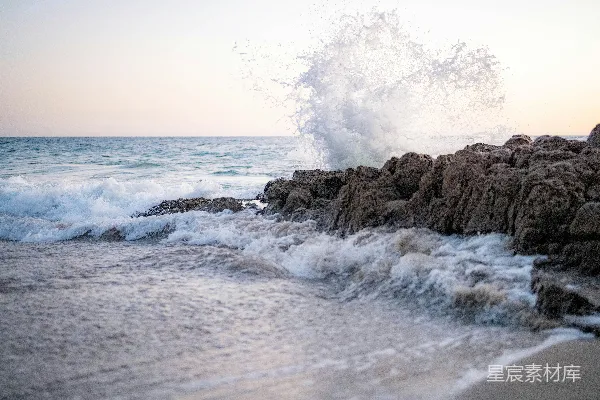 高清摄影 白天，海浪拍打着棕色岩石形成的地貌。