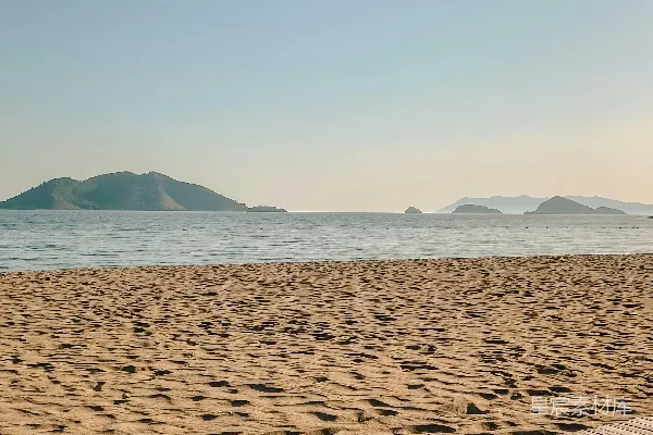 高清摄影 白天水边的棕色沙子