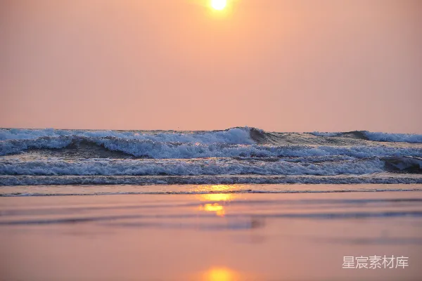高清摄影 夕阳正挂在海面上，波涛汹涌。