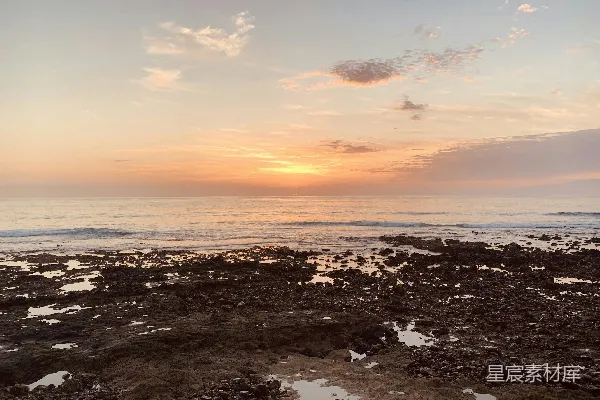 高清摄影 海浪拍打着海岸。