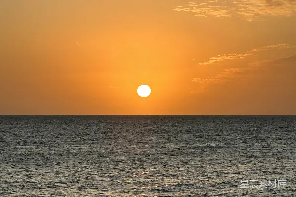 高清摄影 夕阳正从海洋上空的海滩落下。