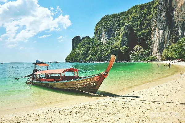 高清摄影 一艘船停在沙滩上。