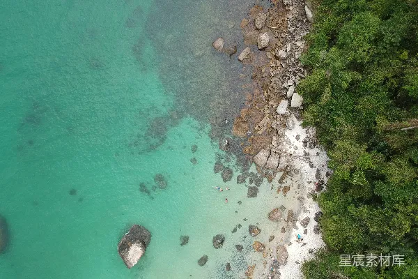 高清摄影 海滩上空的俯瞰图，水中有艘船。