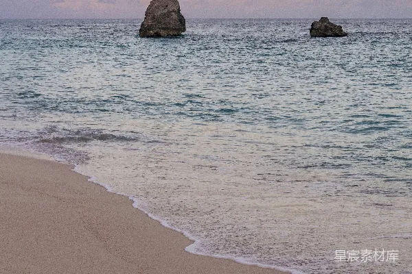 高清摄影 一个带着冲浪板在海滩上行走的人