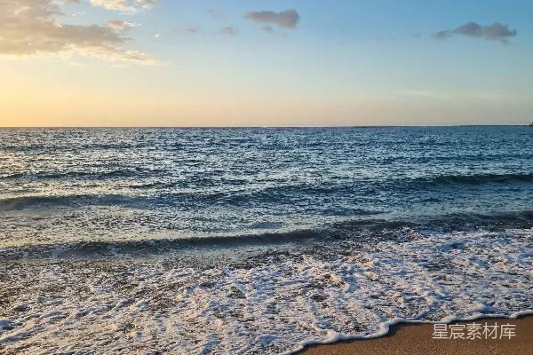 高清摄影 沙滩上有海浪拍打着海岸。