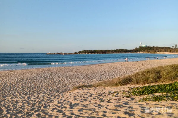 高清摄影 一个沙滩，海浪从海里涌进来。