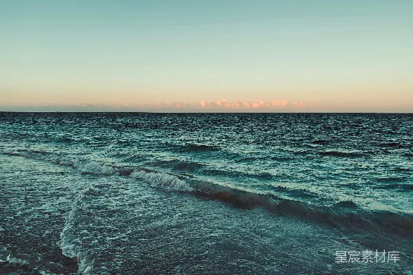 高清摄影 一片水域的景象，波浪正在涌来。