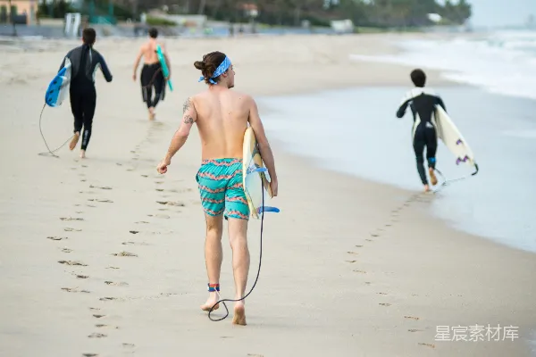 高清摄影 穿着黑色夹克的男人在白天的海滩上行走。