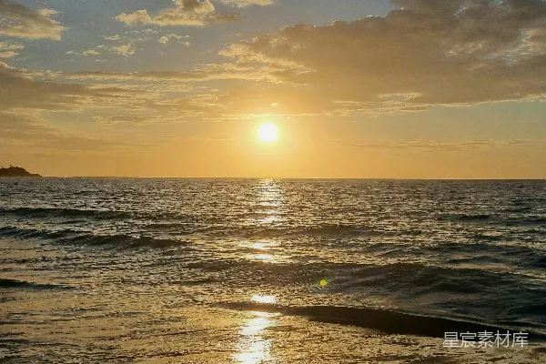 高清摄影 夕阳正洒落在海滩的水面上。