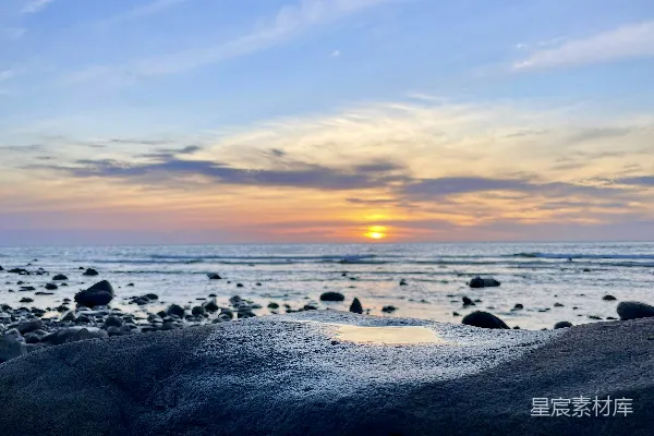 高清摄影 海浪在日落时拍打着海岸