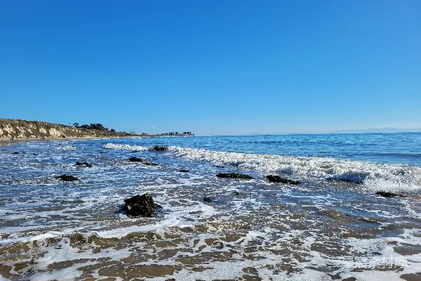 高清摄影 白天海浪拍打着岸边。
