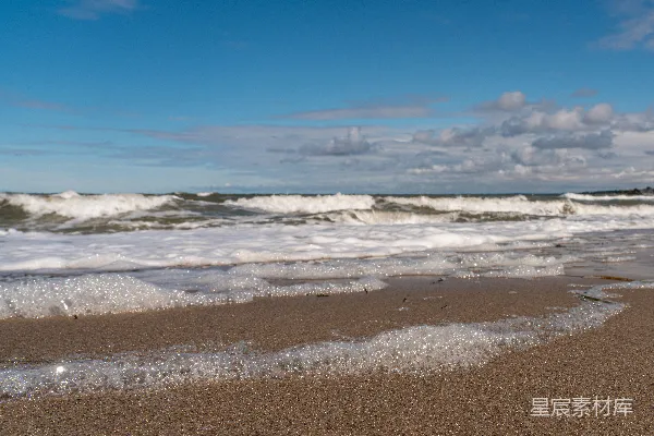 高清摄影 白天海浪拍打着海岸的声音