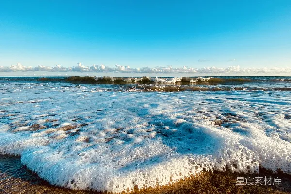 高清摄影 白天海浪拍打岸边的场景
