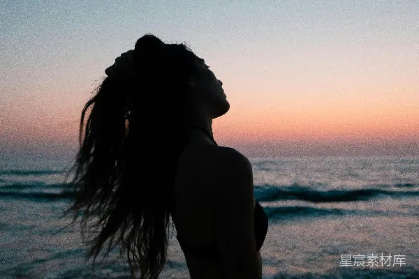 高清摄影 一个穿着比基尼的女人站在海滩上