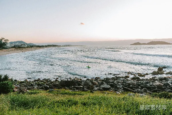 高清摄影 一个人在海浪上骑冲浪板